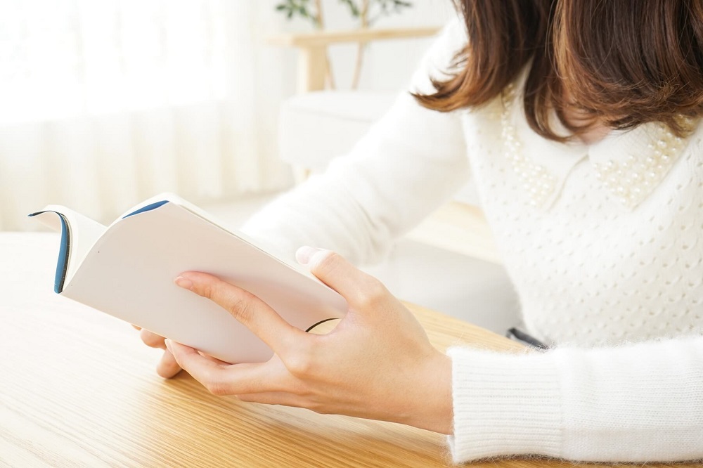 本を読む女性