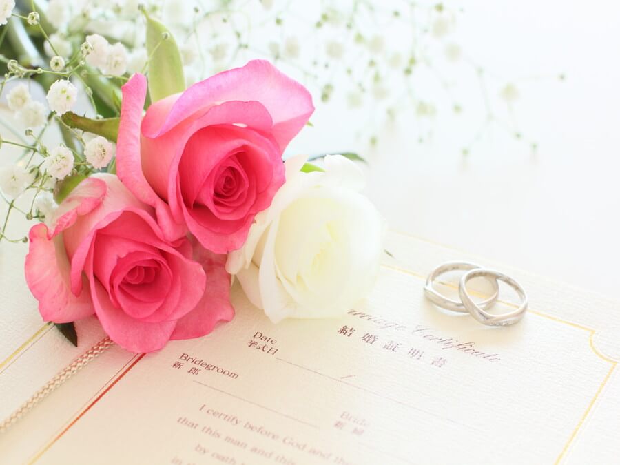結婚指輪と結婚証明書
