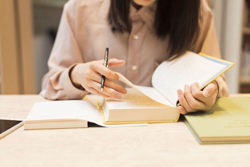 スキルアップに繋がる資格を勉強中の女性