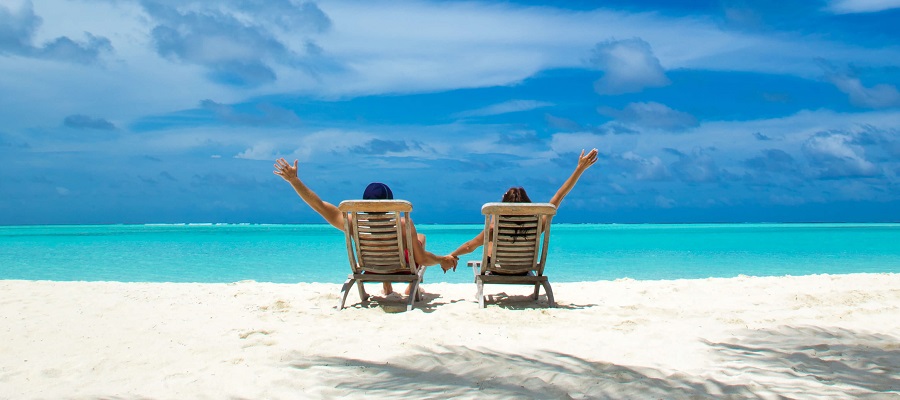 海を眺める男女